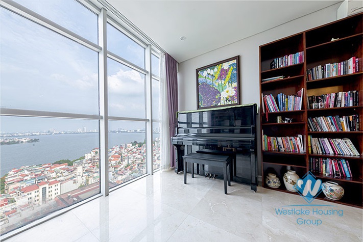 Panoramic lake view 3 bedrooms apartment for rent in Tay Ho, Hanoi