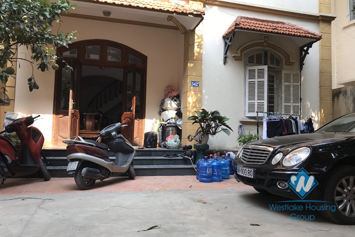 An unfurnished local house for rent on Nghi Tam street, Tay Ho District