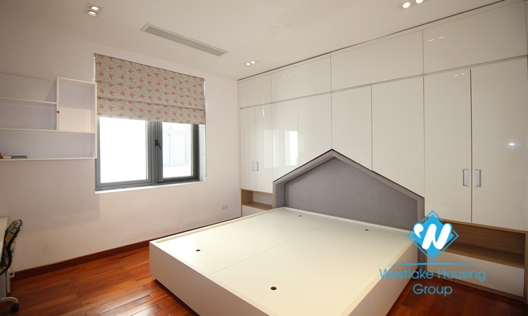 Four-bedroom semi-detached house for rent at Nguyet Que street Vinhome Harmony.