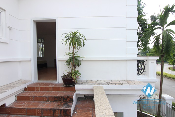 400 sqm villa with 4 bedrooms for rent in D block, Ciputra.