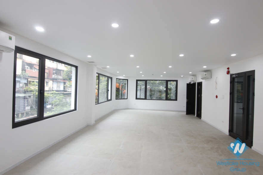 An spacious nice office or shop for rent in Giang Vo street, Ba Dinh district