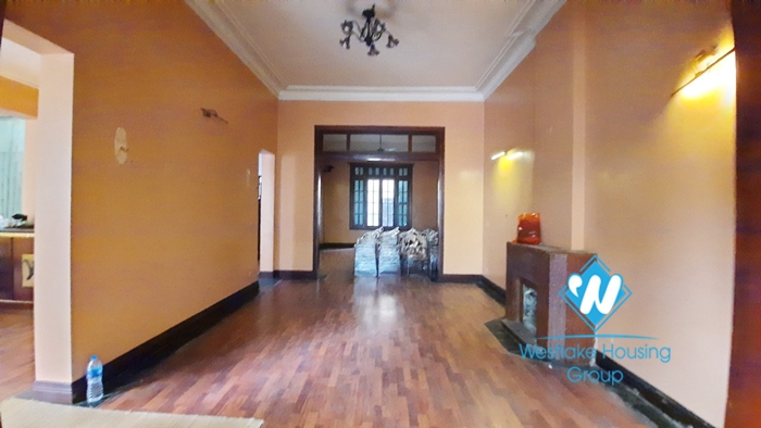 Big house with 02 floor for rent in Hai Ba Trung District, Ha Noi 