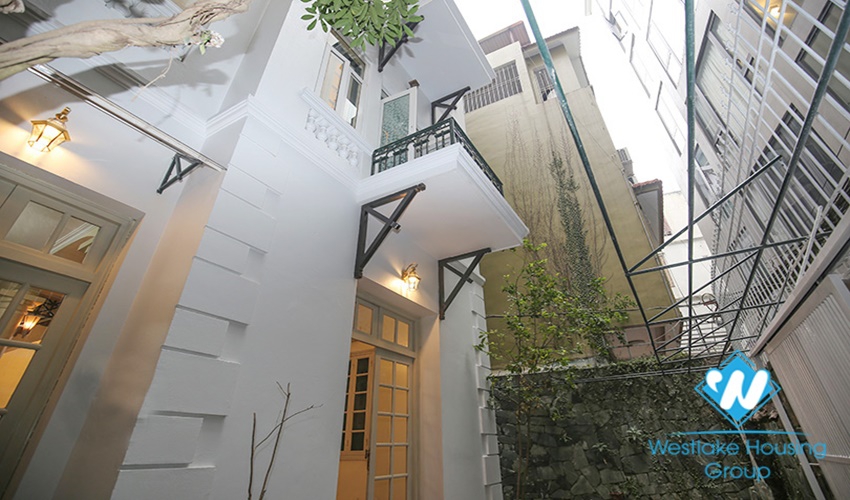 Unfurnished 4 beds house for rent in Dang Thai Mai st, Tay Ho district, Ha Noi