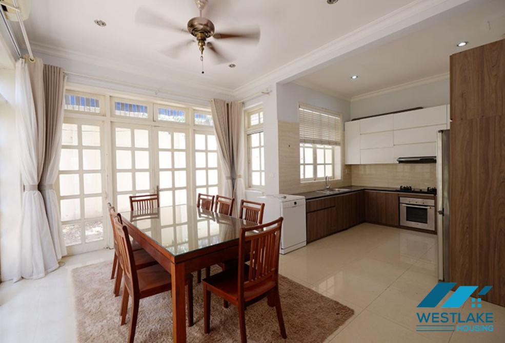 Nhà đẹp 5 phòng ngủ có sân cho thuê tại khu D Ciputra.