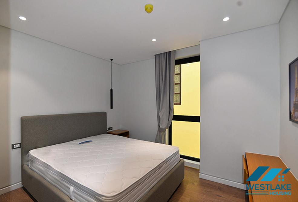 Căn hộ 2 phòng ngủ view hồ cho thuê tại Trúc Bạch, Ba Đình