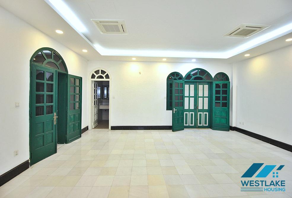 Cho Thuê Nhà 6 Phòng Ngủ Có Ban Công, Sân Rộng Sáng Thoáng Ở Khu Tây Hồ, Hà Nội