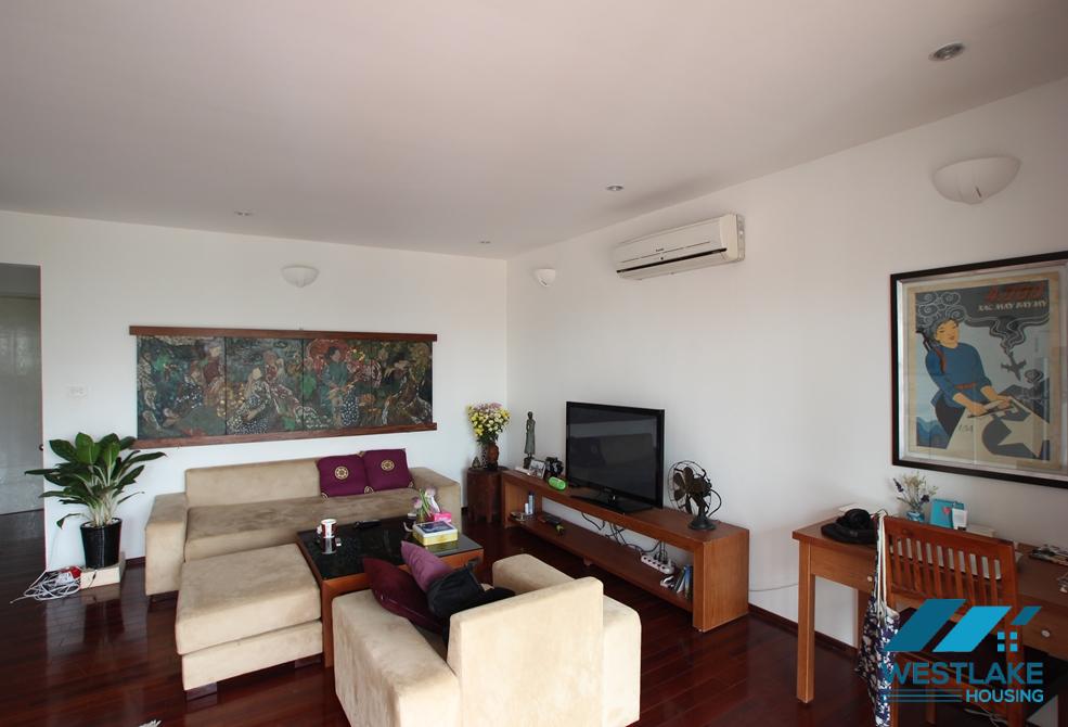 Căn hộ 2 phòng ngủ có ban công lớn view hồ cho thuê giá rẻ tại Trúc Bạch