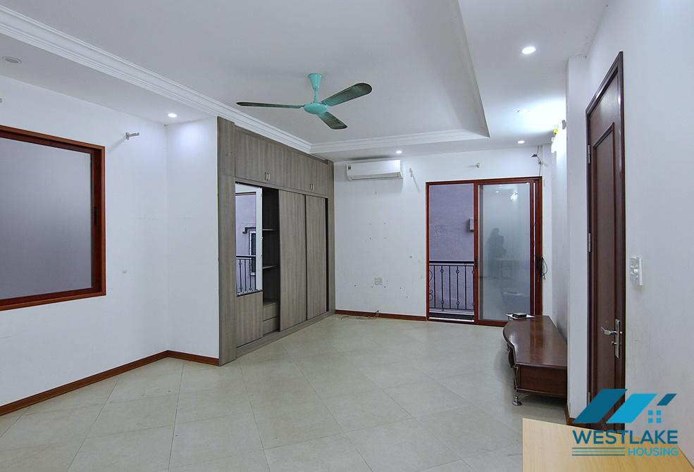 A cheap 3 bedroom house for rent in Au co, Tay ho