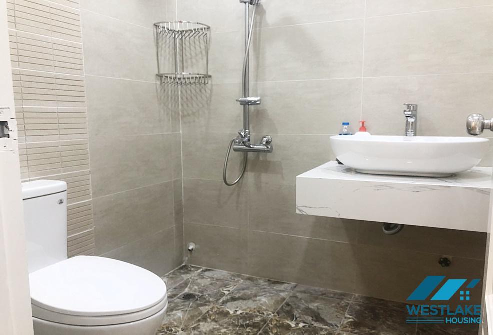 Căn hộ ba phòng ngủ, hai phòng tắm chưa trang bị đầy đủ nội thất, nhà mới đẹp cho thuê