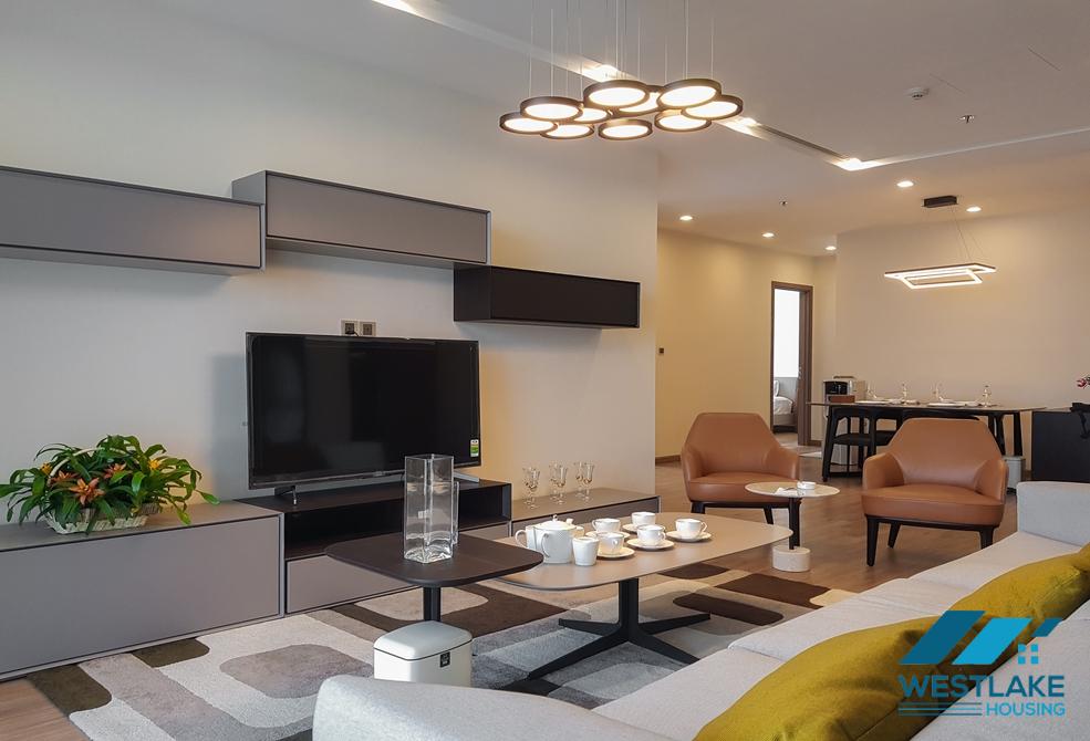 Căn hộ 4 phòng ngủ sang trọng rộng rãi có tầm nhìn ra hồ cho thuê tại Metropolis - M1