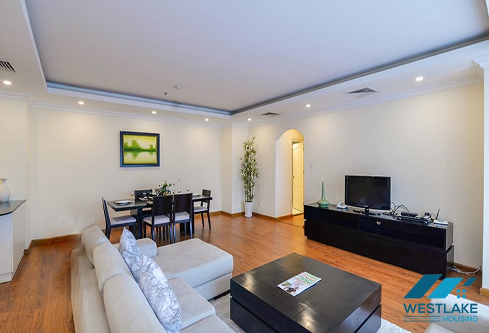Cho thuê căn hộ 3 phòng ngủ view hồ tại khu vực Trúc Bạch
