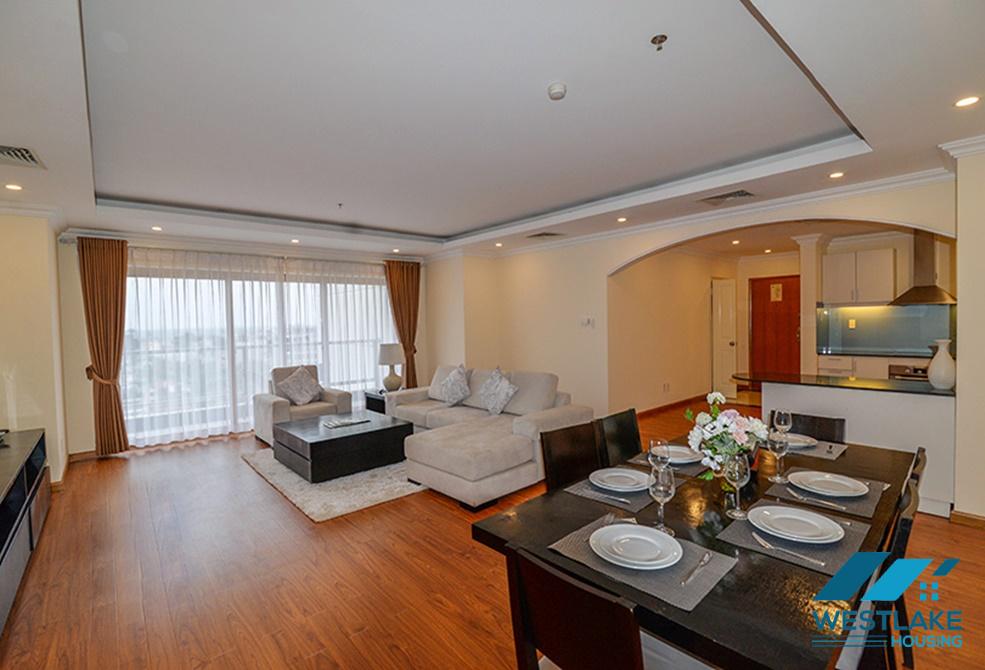 Cho thuê căn hộ 3 phòng ngủ view hồ tại khu vực Trúc Bạch