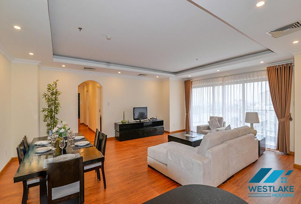 Cho thuê căn hộ 3 phòng ngủ view hồ tại khu vực Trúc Bạch