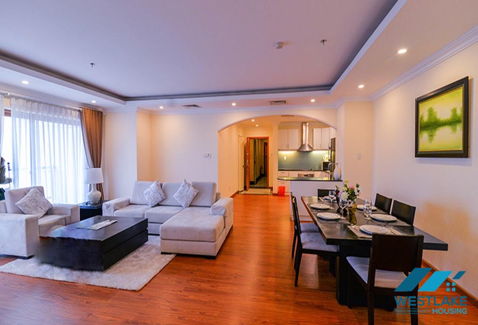 Cho thuê căn hộ 3 phòng ngủ view hồ tại khu vực Trúc Bạch