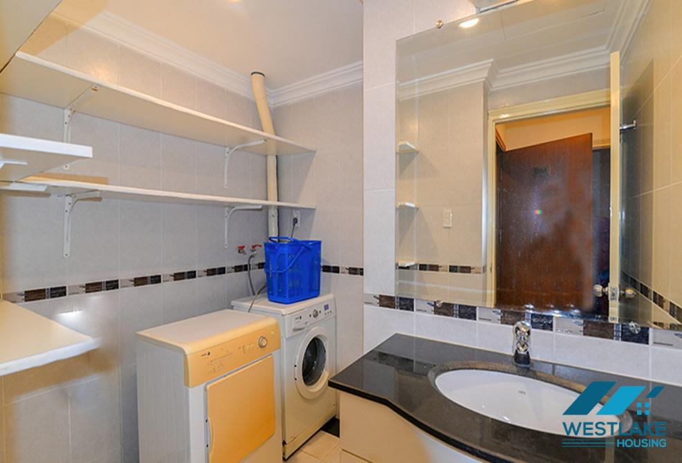 Cho thuê căn hộ 3 phòng ngủ view hồ tại khu vực Trúc Bạch