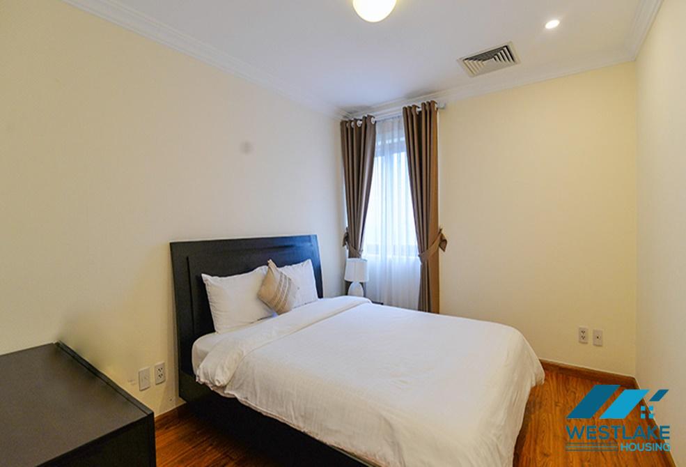 Cho thuê căn hộ 3 phòng ngủ view hồ tại khu vực Trúc Bạch