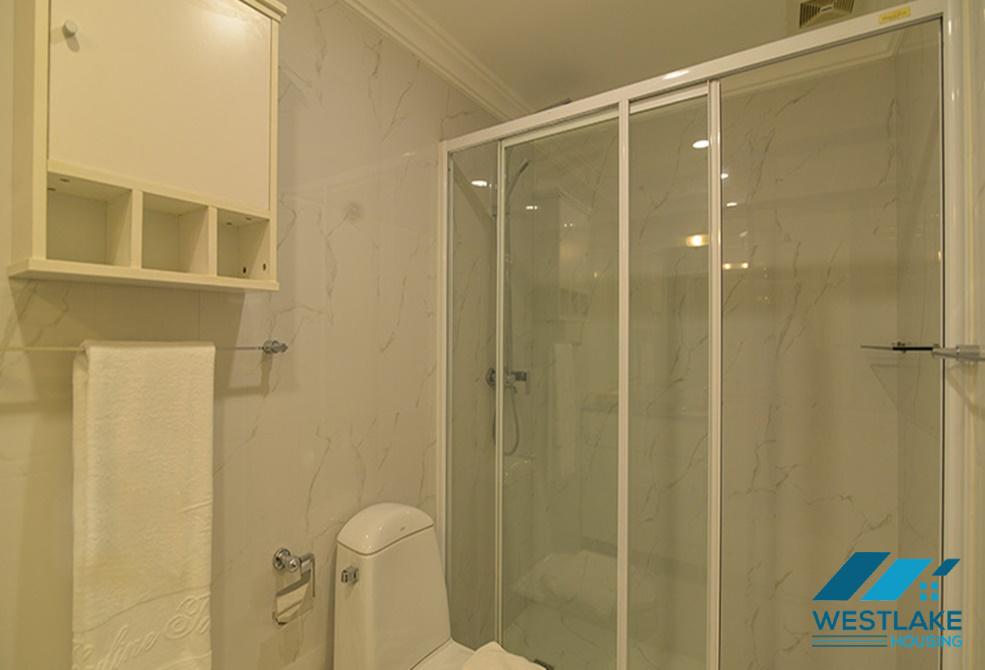 Cho thuê căn hộ 3 phòng ngủ view hồ tại khu vực Trúc Bạch