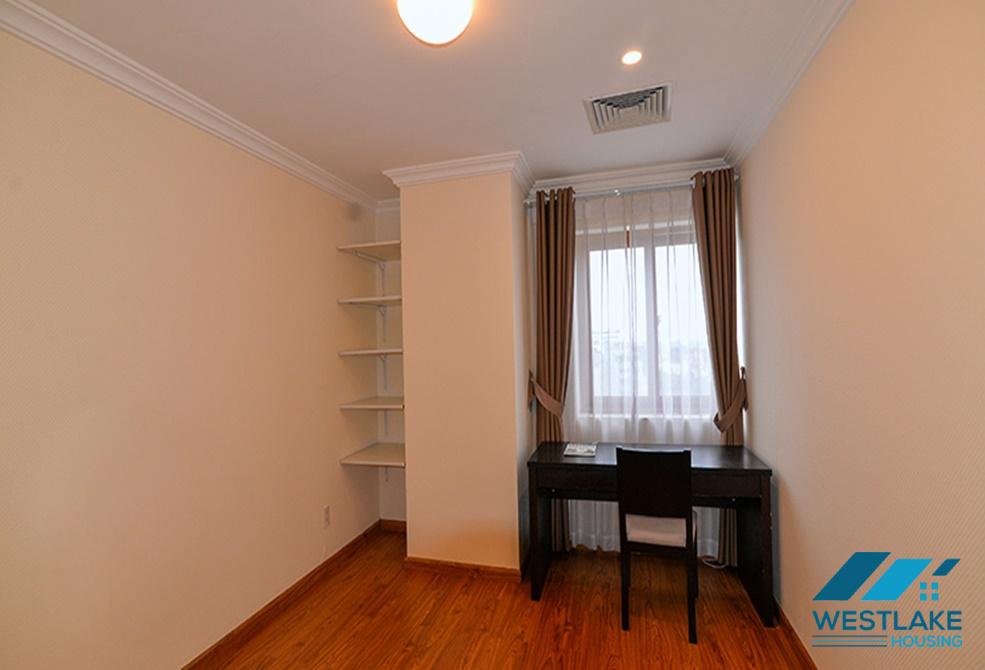 Cho thuê căn hộ 3 phòng ngủ view hồ tại khu vực Trúc Bạch