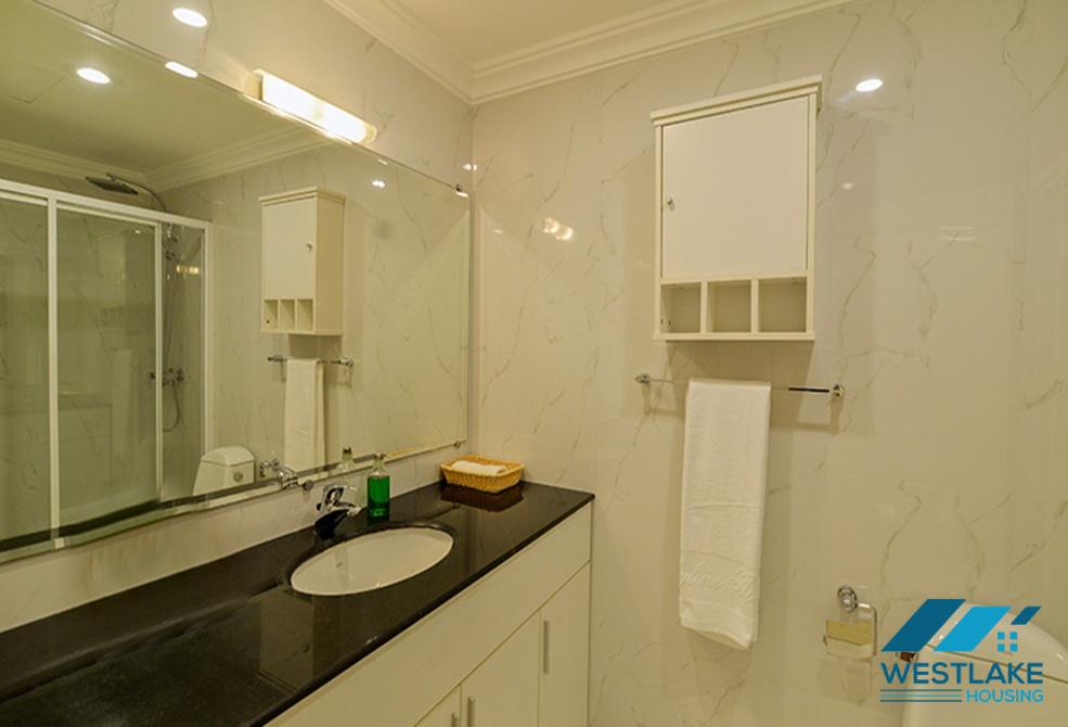 Cho thuê căn hộ 3 phòng ngủ view hồ tại khu vực Trúc Bạch