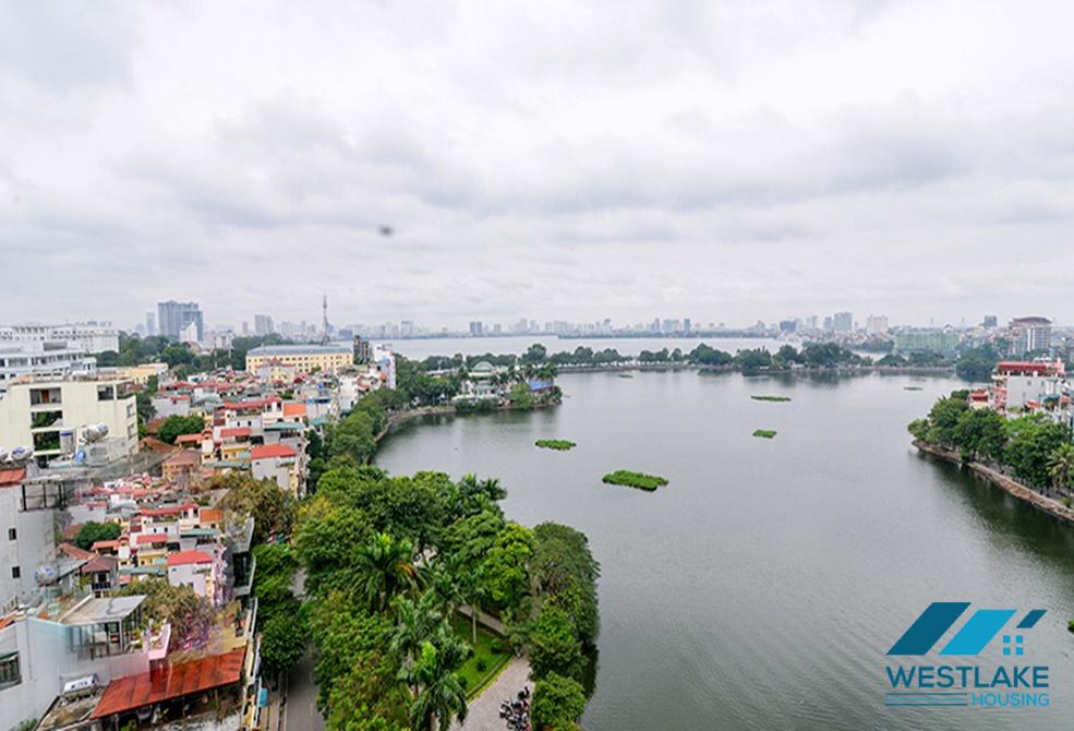 Cho thuê căn hộ 3 phòng ngủ view hồ tại khu vực Trúc Bạch