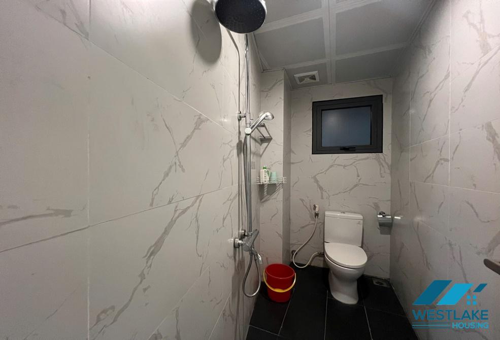 Cho thuê căn hộ 2 phòng ngủ view hồ tại khu vực Trúc Bạch
