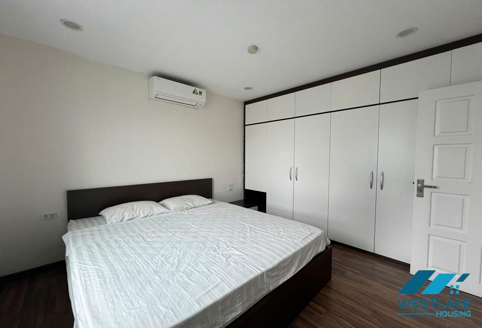 Cho thuê căn hộ 2 phòng ngủ view hồ tại khu vực Trúc Bạch