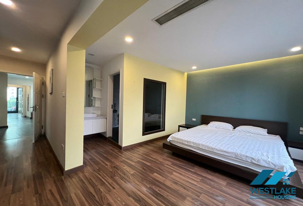 Cho thuê căn hộ 2 phòng ngủ view hồ tại khu vực Trúc Bạch