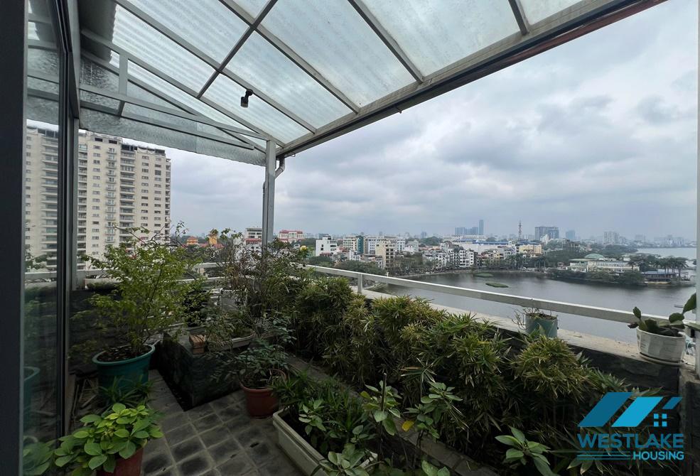 Cho thuê căn hộ 2 phòng ngủ view hồ tại khu vực Trúc Bạch