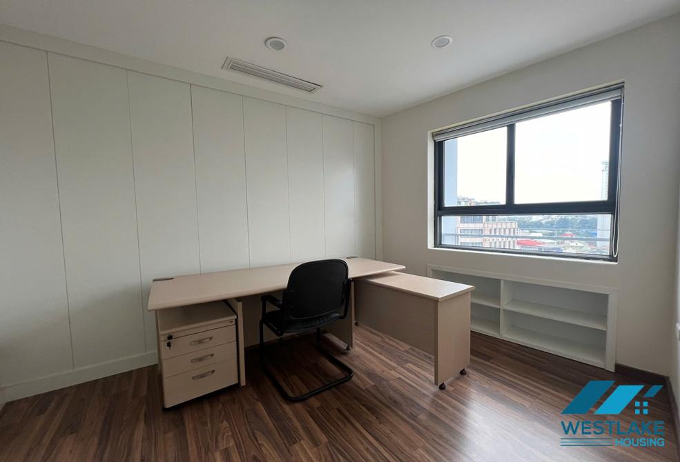 Cho thuê căn hộ 2 phòng ngủ view hồ tại khu vực Trúc Bạch