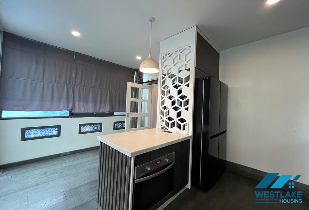 Cho thuê căn hộ 2 phòng ngủ view hồ tại khu vực Trúc Bạch