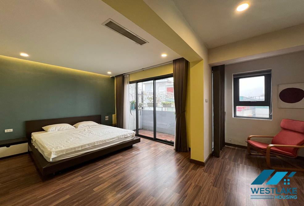 Cho thuê căn hộ 2 phòng ngủ view hồ tại khu vực Trúc Bạch