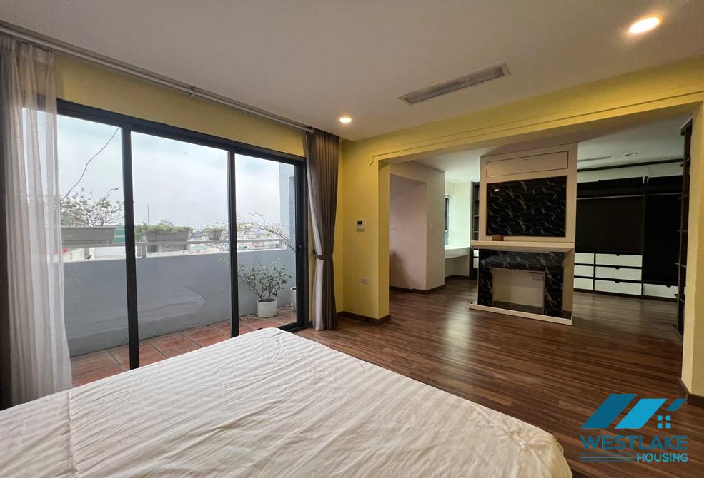 Cho thuê căn hộ 2 phòng ngủ view hồ tại khu vực Trúc Bạch