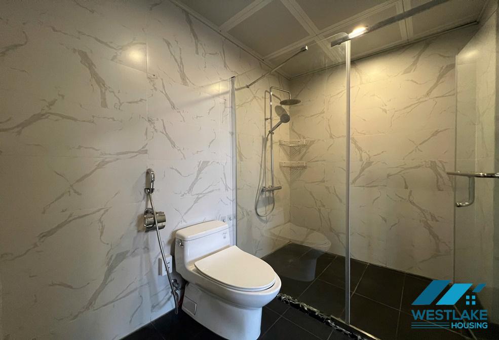 Cho thuê căn hộ 2 phòng ngủ view hồ tại khu vực Trúc Bạch