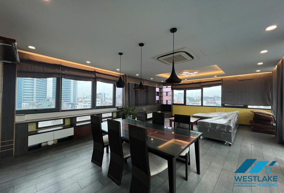 Cho thuê căn hộ 2 phòng ngủ view hồ tại khu vực Trúc Bạch