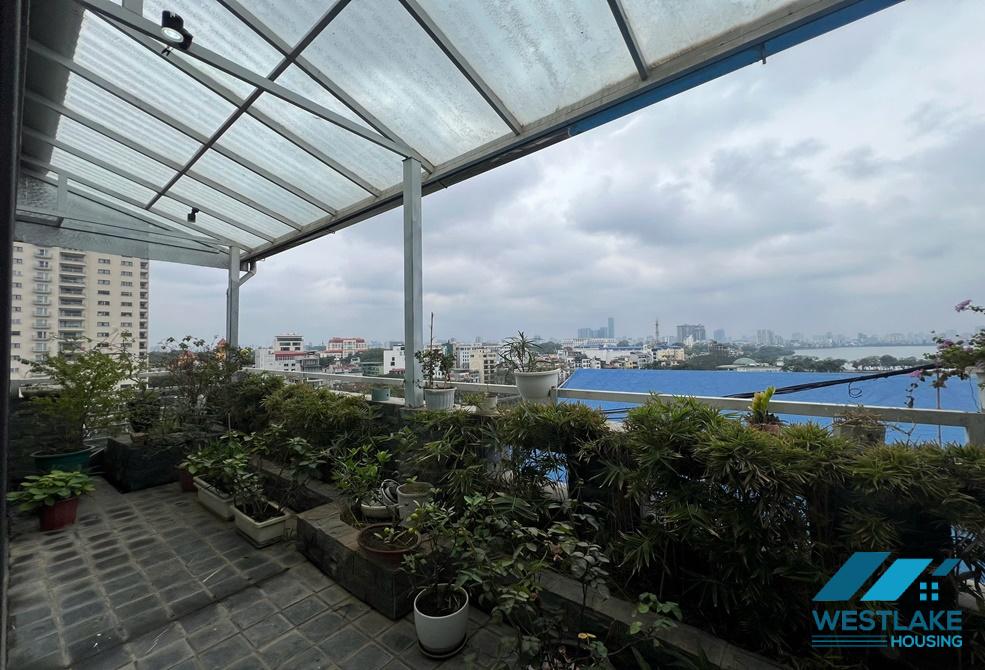 Cho thuê căn hộ 2 phòng ngủ view hồ tại khu vực Trúc Bạch