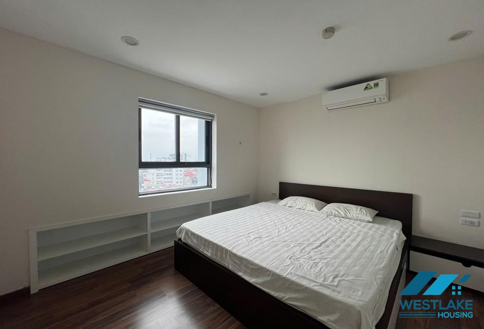 Cho thuê căn hộ 2 phòng ngủ view hồ tại khu vực Trúc Bạch