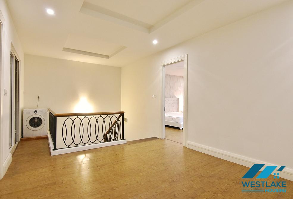 Beautiful corner villa with Garden for rent in Vinhomer Riverside - Long Bien