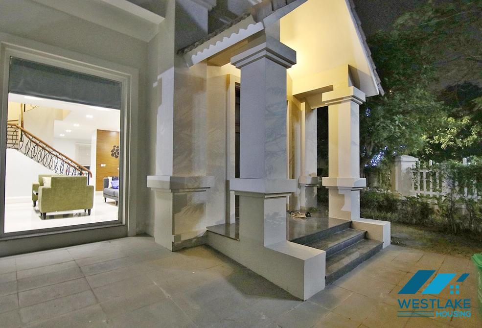 Beautiful corner villa with Garden for rent in Vinhomer Riverside - Long Bien