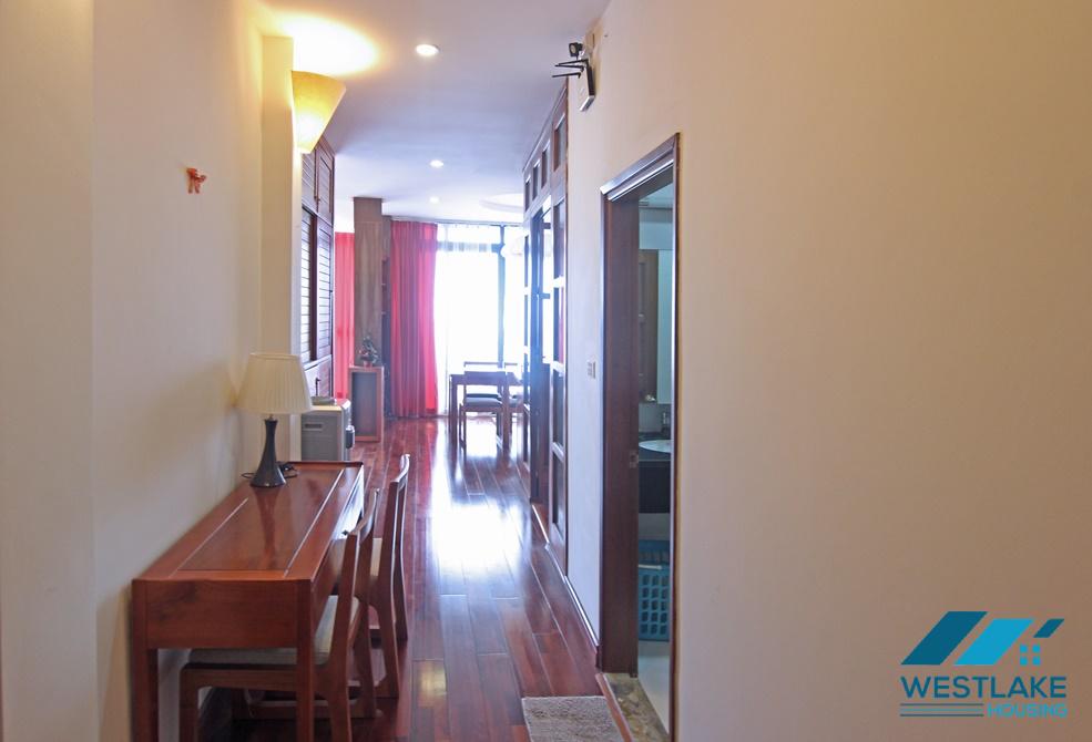 Cho Thuê Căn Hộ Wiew Hồ 2 Phòng Ngủ Và 1 Phòng Làm Việc Tại Phố Quảng Khánh, Quận Tây Hồ