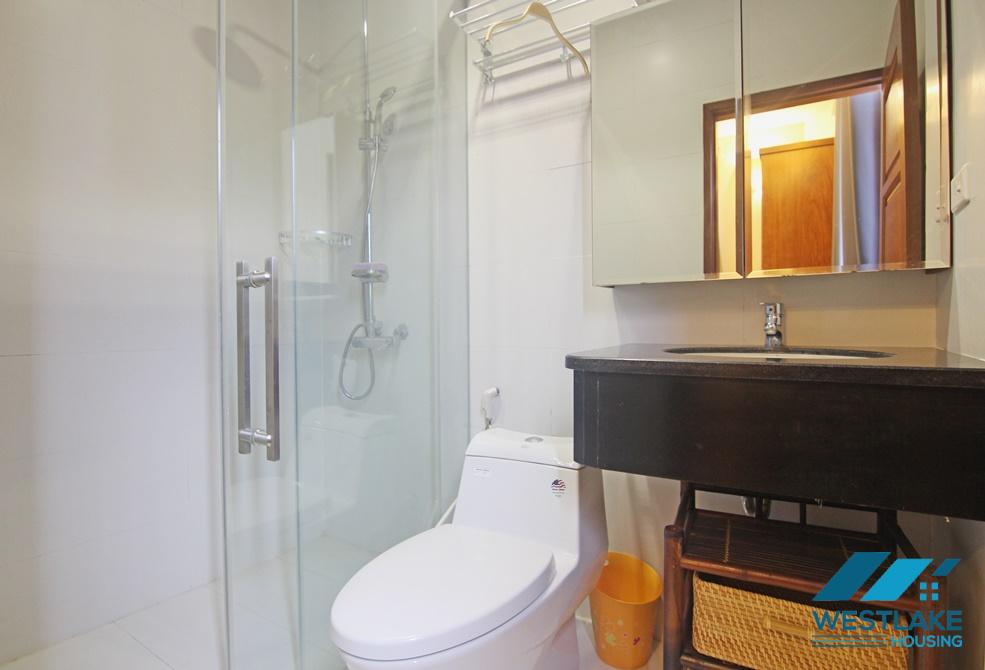Cho Thuê Căn Hộ Wiew Hồ 2 Phòng Ngủ Và 1 Phòng Làm Việc Tại Phố Quảng Khánh, Quận Tây Hồ