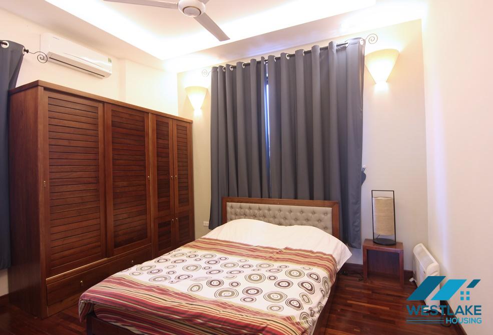 Cho Thuê Căn Hộ Wiew Hồ 2 Phòng Ngủ Và 1 Phòng Làm Việc Tại Phố Quảng Khánh, Quận Tây Hồ