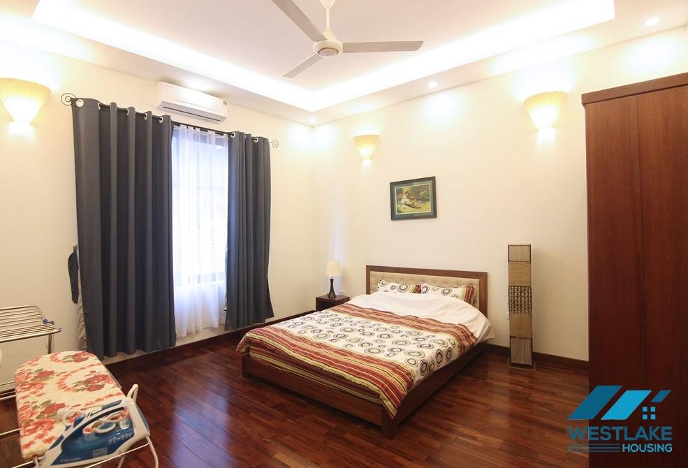 Cho Thuê Căn Hộ Wiew Hồ 2 Phòng Ngủ Và 1 Phòng Làm Việc Tại Phố Quảng Khánh, Quận Tây Hồ