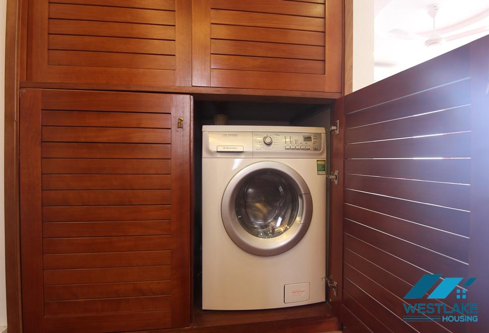 Cho Thuê Căn Hộ Wiew Hồ 2 Phòng Ngủ Và 1 Phòng Làm Việc Tại Phố Quảng Khánh, Quận Tây Hồ