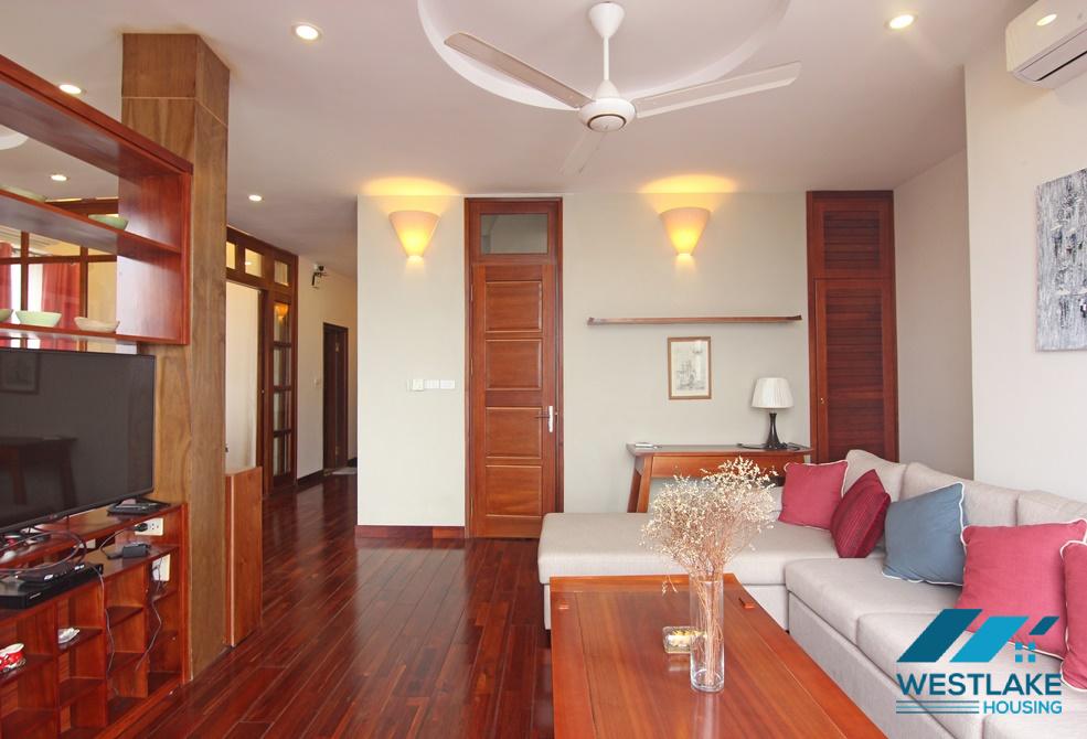 Cho Thuê Căn Hộ Wiew Hồ 2 Phòng Ngủ Và 1 Phòng Làm Việc Tại Phố Quảng Khánh, Quận Tây Hồ