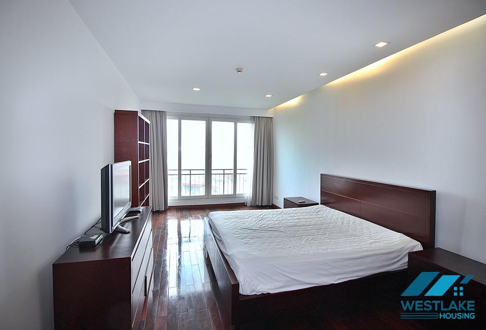 Stunning lake view 02 bedrooms apartment for rent on Xuan Dieu street, Tay Ho, Ha Noi