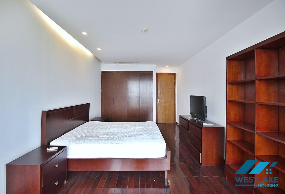 Stunning lake view 02 bedrooms apartment for rent on Xuan Dieu street, Tay Ho, Ha Noi