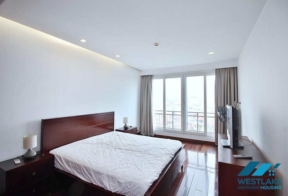 Stunning lake view 02 bedrooms apartment for rent on Xuan Dieu street, Tay Ho, Ha Noi