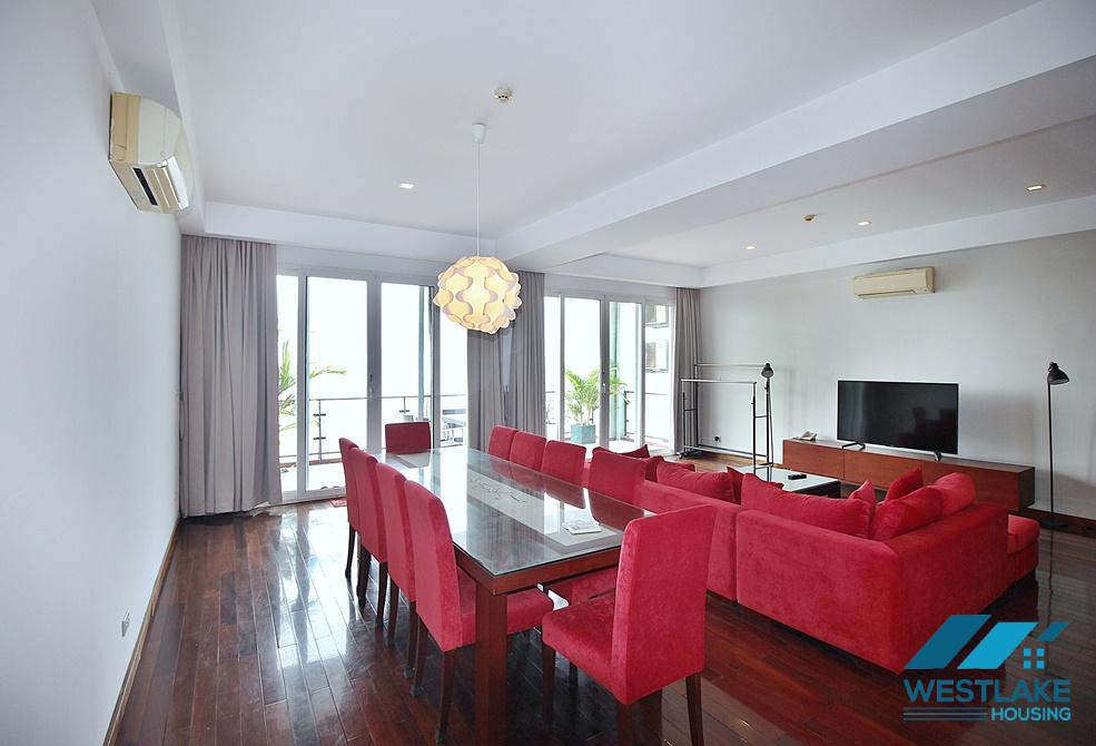 Stunning lake view 02 bedrooms apartment for rent on Xuan Dieu street, Tay Ho, Ha Noi