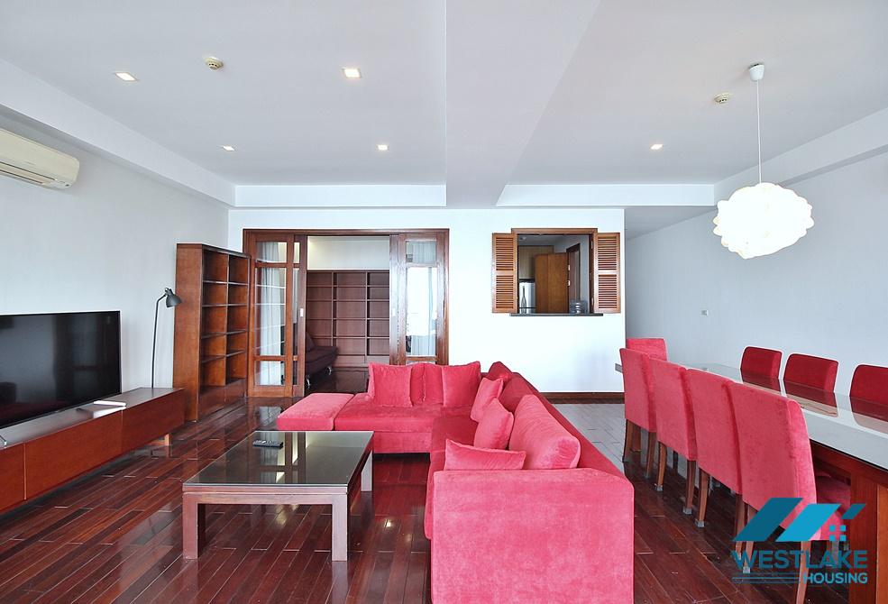 Stunning lake view 02 bedrooms apartment for rent on Xuan Dieu street, Tay Ho, Ha Noi