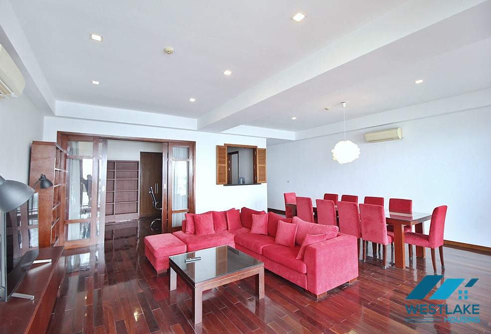 Stunning lake view 02 bedrooms apartment for rent on Xuan Dieu street, Tay Ho, Ha Noi